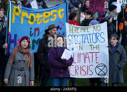 Edinburgh, Schottland, Großbritannien. 29 Nov, 2019. Junge Demonstranten außerhalb des Schottischen Parlamentsgebäude in Holyrood, Edinburgh versammelten Global Climate Action Day zu markieren. Ähnliche Proteste in vielen Europäischen Städten aufgetreten. Credit: Iain Masterton/Alamy leben Nachrichten Stockfoto