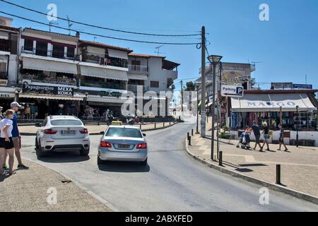 Neos Marmaras, Griechenland, 30. Mai 2019. Schöne und ruhige Küstenstraße und Annehmlichkeiten, die in der gleichen sind. Stockfoto