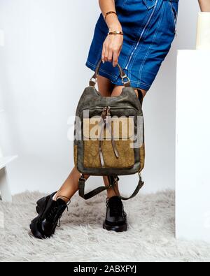 Frau mit khaki Leder Rucksack Stockfoto