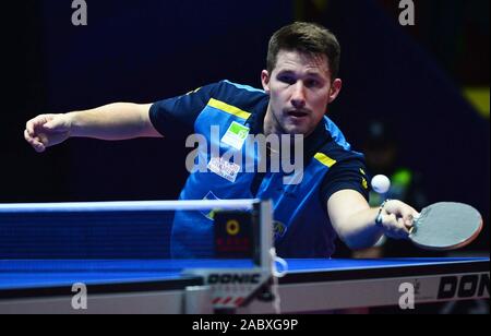 Kristian Karlsson von Schweden liefert einen Schuß gegen Quadri Aruna von Nigeria in ihrer Herren Einzel Gruppe C Gleichen während der 2019 ITTF Men's World Cup i Stockfoto