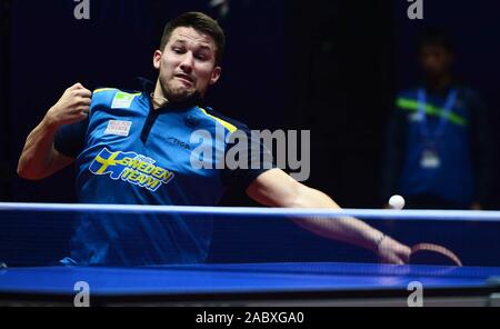 Kristian Karlsson von Schweden liefert einen Schuß gegen Quadri Aruna von Nigeria in ihrer Herren Einzel Gruppe C Gleichen während der 2019 ITTF Men's World Cup i Stockfoto