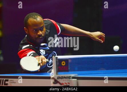 Quadri Aruna Nigerias gibt einen Schuß gegen Kristian Karlsson von Schweden in ihren Herren Einzel Gruppe C Gleichen während der 2019 ITTF Men's World Cup i Stockfoto