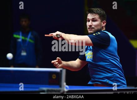 Kristian Karlsson von Schweden liefert einen Schuß gegen Quadri Aruna von Nigeria in ihrer Herren Einzel Gruppe C Gleichen während der 2019 ITTF Men's World Cup i Stockfoto