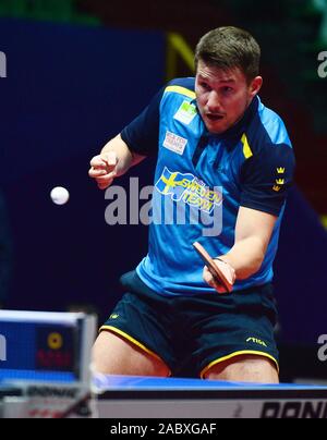 Kristian Karlsson von Schweden liefert einen Schuß gegen Quadri Aruna von Nigeria in ihrer Herren Einzel Gruppe C Gleichen während der 2019 ITTF Men's World Cup i Stockfoto