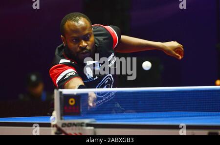 Quadri Aruna Nigerias gibt einen Schuß gegen Kristian Karlsson von Schweden in ihren Herren Einzel Gruppe C Gleichen während der 2019 ITTF Men's World Cup i Stockfoto