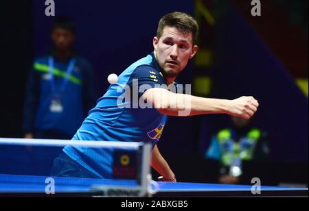 Kristian Karlsson von Schweden liefert einen Schuß gegen Quadri Aruna von Nigeria in ihrer Herren Einzel Gruppe C Gleichen während der 2019 ITTF Men's World Cup i Stockfoto