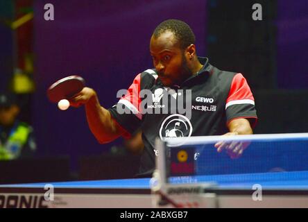 Quadri Aruna Nigerias gibt einen Schuß gegen Kristian Karlsson von Schweden in ihren Herren Einzel Gruppe C Gleichen während der 2019 ITTF Men's World Cup i Stockfoto