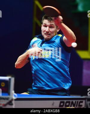 Kristian Karlsson von Schweden liefert einen Schuß gegen Quadri Aruna von Nigeria in ihrer Herren Einzel Gruppe C Gleichen während der 2019 ITTF Men's World Cup i Stockfoto