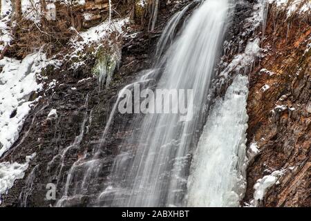 Atemberaubende gefrorenen Wasserfall auf rocky mountain Stockfoto