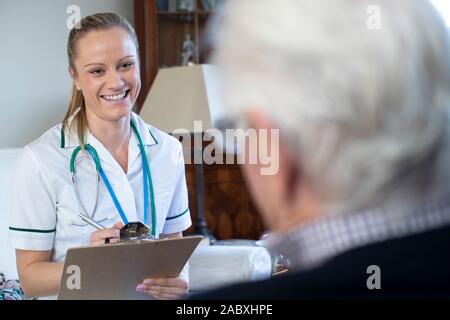 Krankenschwester, Medizinische Anmerkungen vom älteren Mann zu Hause auf Besuch Stockfoto