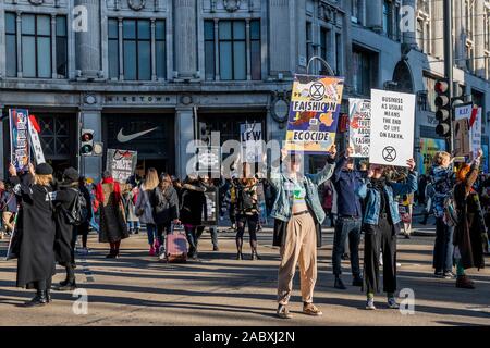 Oxford Circus, London, UK. 29. Nov 2019. Aussterben Rebellion UK Protest die Exzesse der consumptionon am Schwarzen Freitag, vor allem in der Modebranche, mit einem stummen Protest gegen Oxford Circus. Credit: Guy Bell/Alamy leben Nachrichten Stockfoto