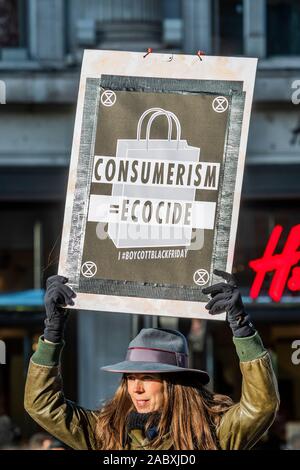 Oxford Circus, London, UK. 29. Nov 2019. Aussterben Rebellion UK Protest die Exzesse der consumptionon am Schwarzen Freitag, vor allem in der Modebranche, mit einem stummen Protest gegen Oxford Circus. Credit: Guy Bell/Alamy leben Nachrichten Stockfoto