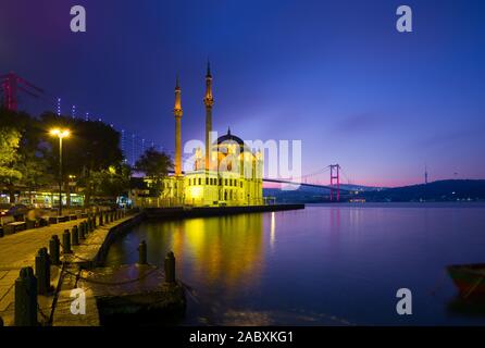 Ortakoy - Istanbul. Ortaköy Moschee und den Bosporus in der Morgendämmerung Stockfoto