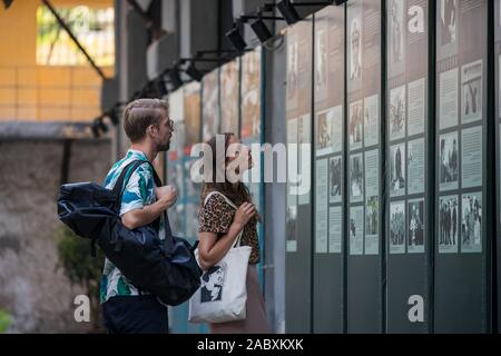 Touristen besuchen das Hoa Lo Gefängnis in Hanoi im Vietnamkrieg eingesetzt, Vietnam Stockfoto