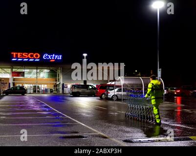 Tesco extra Superstore bei Nacht, Firma Ilkeston, Nottingham, Großbritannien Stockfoto