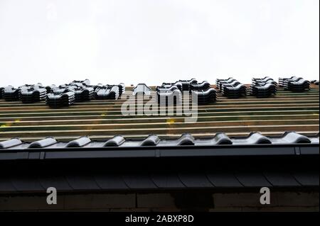 Dach, Gebäude, Abdecken, Isolierung, atmosphärische, Reparatur, Dach, Gebäude, Abdecken, Isolierung, atmosphärisch, Reparatur, Ersatz, Fliese, Fliesen, Stockfoto