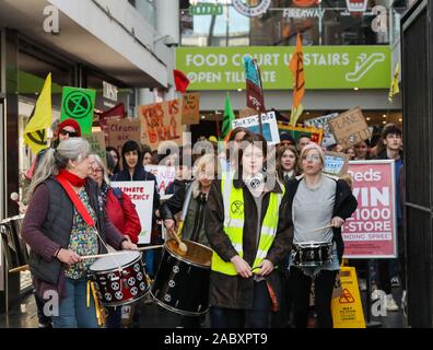 Southampton, Großbritannien. 29. November 2019. Aussterben Rebellion Mitkämpfer März durch in Southampton Shopping Precinct am Schwarzen Freitag, als Teil des globalen Klimawandels Streik. Kredit Stuart Martin/Alamy leben Nachrichten Stockfoto