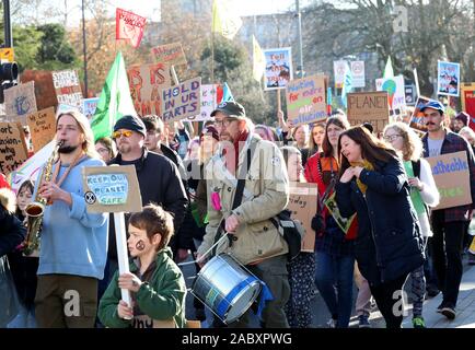 Southampton, Großbritannien. 29. November 2019. Aussterben Rebellion Mitkämpfer März durch in Southampton Shopping Precinct am Schwarzen Freitag, als Teil des globalen Klimawandels Streik. Kredit Stuart Martin/Alamy leben Nachrichten Stockfoto