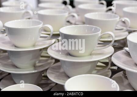 Vielen leeren Becher für Kaffee im Restaurant oder Hotel Stockfoto