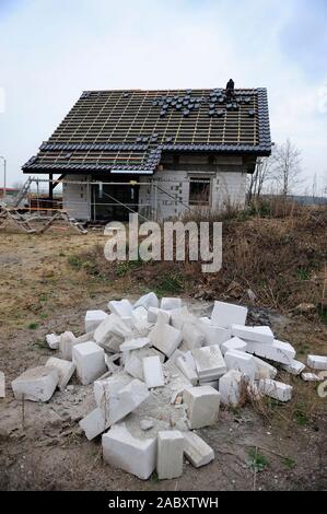 Dach, Gebäude, Abdeckung, Dämmung, atmosphärisch, Reparatur, Dach, Gebäude, Abdeckung, Isolierung, atmosphärisch, Reparatur, Ersatz, Fliesen, Fliesen, Krise Stockfoto