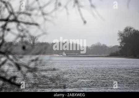 Stephansposching, Deutschland. 29 Nov, 2019. Ein Schiff fährt auf der Donau in der Nähe von stephansposching im Landkreis Deggendorf. Die Europäische Kommission hat grünes Licht für den Ausbau der Donau zwischen Straubing und Deggendorf, die über ein kontroverses Thema für viele Jahre gewesen. Foto: Armin Weigel/dpa/Alamy leben Nachrichten Stockfoto