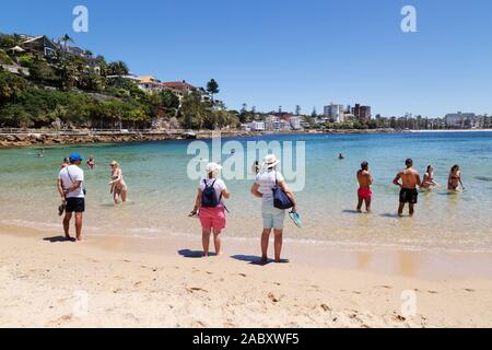 Sydney Touristen - Urlauber paddeln am Strand, Shelley Beach, Manly, Sydney Australien; Beispiel für Australien Tourismus Stockfoto