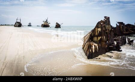 Aufgegebenen Schiffe langsam Rost entfernt auf einem entfernten Strand in Angola. Stockfoto