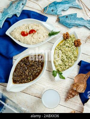 Blick von oben auf die türkische Seite Gerichte platter und türkischen Raki Stockfoto