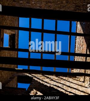 Das verlassene Dorf Roscigno. Die Holzbalken an der Decke, die nicht mehr existiert. Stockfoto