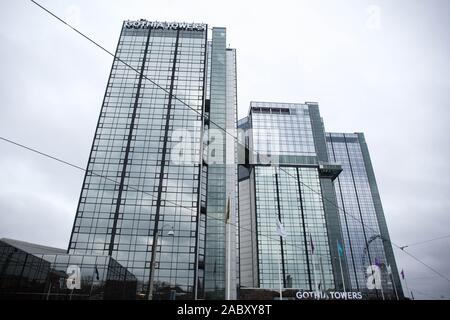 Göteborg, Schweden. 2 Nov, 2019. Autos fahren durch die Gothia Towers in Göteborg gesehen. Credit: Karol Serewis/SOPA Images/ZUMA Draht/Alamy leben Nachrichten Stockfoto