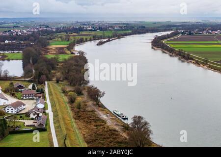 Stephansposching, Deutschland. 29 Nov, 2019. Die Donau in der Nähe von stephansposching im Landkreis Deggendorf. Die Europäische Kommission hat grünes Licht für den Ausbau der Donau zwischen Straubing und Deggendorf, die über ein kontroverses Thema für viele Jahre gewesen. Foto: Armin Weigel/dpa/Alamy leben Nachrichten Stockfoto