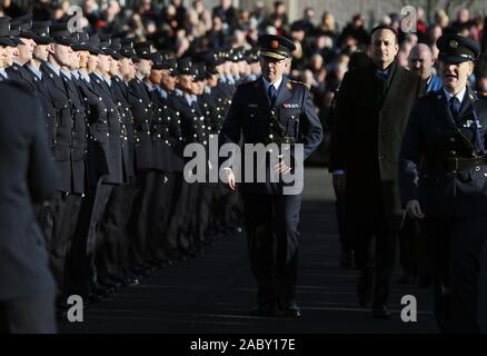 Gardasee Kommissar zeichnete Harris (Mitte) mit Taoiseach Leo Varadkar (Zweiter von rechts) bei der Verabschiedung Richtfest in Garda, Hochschule, Templemore, Co Tipperary. Stockfoto