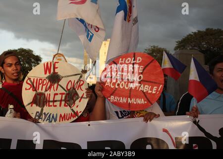 Manila, Philippinen. 29 Nov, 2019. Militante Gruppen inszenierten einen Protest im Luneta Park drängen Duterte Regierung auf, was sie behaupten, als die Epic Fail südostasiatischen Asean-Spiele Koordination, transparent zu sein und den Haushalt von Meer Spiele Strukturen. (Foto von Joseph Dacalanio/Pacific Press) Quelle: Pacific Press Agency/Alamy leben Nachrichten Stockfoto