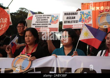 Manila, Philippinen. 29 Nov, 2019. Militante Gruppen inszenierten einen Protest im Luneta Park drängen Duterte Regierung auf, was sie behaupten, als die Epic Fail südostasiatischen Asean-Spiele Koordination, transparent zu sein und den Haushalt von Meer Spiele Strukturen. (Foto von Joseph Dacalanio/Pacific Press) Quelle: Pacific Press Agency/Alamy leben Nachrichten Stockfoto