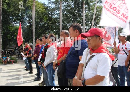 Manila, Philippinen. 29 Nov, 2019. Am Vorabend des 156. Bonifacio Tag, militante Gruppen inszeniert eine Kundgebung am Denkmal von Andres Bonifacio in Manila Durchführung ihrer Plakate verschiedener sozialer Probleme der Duterte Verwaltung, einschließlich der Arbeit Probleme, Kriegsrecht in Mindanao und Meer Spiele ausfallen. (Foto von Joseph Dacalanio/Pacific Press) Quelle: Pacific Press Agency/Alamy leben Nachrichten Stockfoto