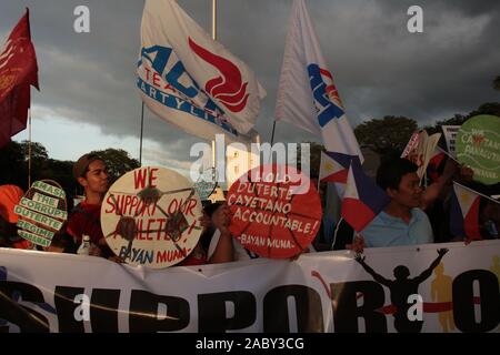 Manila, Philippinen. 29 Nov, 2019. Militante Gruppen inszenierten einen Protest im Luneta Park drängen Duterte Regierung auf, was sie behaupten, als die Epic Fail südostasiatischen Asean-Spiele Koordination, transparent zu sein und den Haushalt von Meer Spiele Strukturen. (Foto von Joseph Dacalanio/Pacific Press) Quelle: Pacific Press Agency/Alamy leben Nachrichten Stockfoto