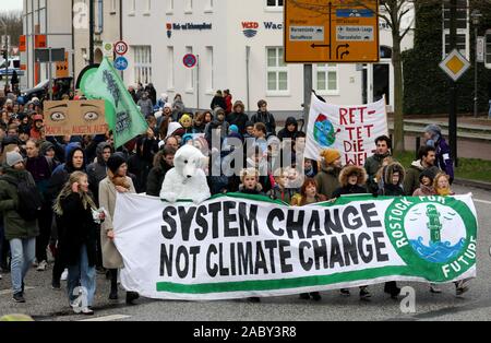 Rostock, Deutschland. 29 Nov, 2019. 'System ändern nicht den Klimawandel' und 'Rostock für die Zukunft" werden auf einem Banner, der Global Climate Action Day Demonstration gegen Klimapaket der Bundesregierung geschrieben. Quelle: Bernd Wüstneck/dpa-Zentralbild/dpa/Alamy leben Nachrichten Stockfoto