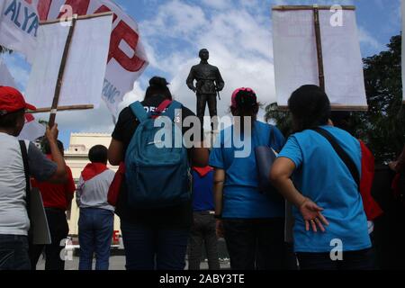 Manila, Philippinen. 29 Nov, 2019. Am Vorabend des 156. Bonifacio Tag, militante Gruppen inszeniert eine Kundgebung am Denkmal von Andres Bonifacio in Manila Durchführung ihrer Plakate verschiedener sozialer Probleme der Duterte Verwaltung, einschließlich der Arbeit Probleme, Kriegsrecht in Mindanao und Meer Spiele ausfallen. (Foto von Joseph Dacalanio/Pacific Press) Quelle: Pacific Press Agency/Alamy leben Nachrichten Stockfoto