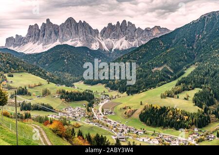 Mit Blick auf das Dorf Santa Maddalena und der Villnoess Tal mit dem Geisler Massiv im Hintergrund an einem Herbsttag im Oktober Stockfoto