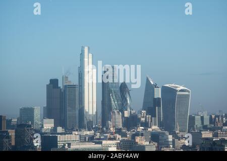 Blick auf die Skyline von London, wie von Millbank Tower gesehen: zeigt von rechts nach links die Walkie Talkie (20 Fenchurch Street) (rechts), das Skalpell (52) Lime Street, The Gherkin (30 St Mary Axe), der Cheesegrater (die Leadenhall Building), Zwanzig zwei Tower (22 Bishopsgate) und 100 Bishopsgate der Finanzdistrikt. Stockfoto