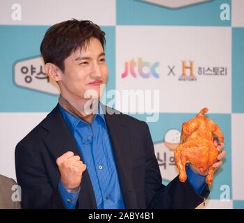 Seoul, Südkorea. 29. Nov 2019. (Changmin TVXQ), 29.November 2019: Sänger und Schauspieler Distanzscheibe Chang-Min, auch als Max Changmin oder MAX Pop Duo TVXQ bekannt, nimmt an einer Pressekonferenz von 'Manners des Geschmacks", ein TV-Programm von JTBC in Seoul, Südkorea. Quelle: Lee Jae-Won/LBA/Alamy leben Nachrichten Stockfoto