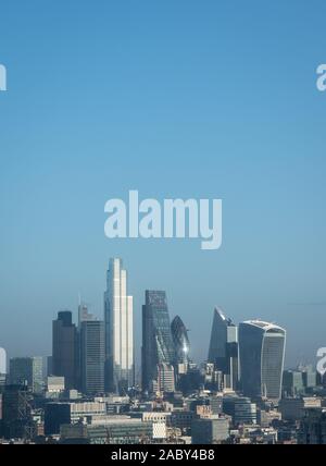 Blick auf die Skyline von London, wie von Millbank Tower gesehen: zeigt von rechts nach links die Walkie Talkie (20 Fenchurch Street) (rechts), das Skalpell (52) Lime Street, The Gherkin (30 St Mary Axe), der Cheesegrater (die Leadenhall Building), Zwanzig zwei Tower (22 Bishopsgate) und 100 Bishopsgate der Finanzdistrikt. Stockfoto