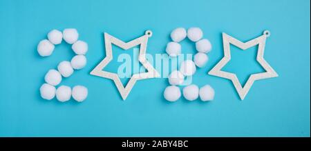 Frohes Neues Jahr Feier 2020. Schnee-weiße Weihnachten Kugeln, Schnee, Sterne, 2020 kreative Anzahl blauer Hintergrund Banner Stockfoto