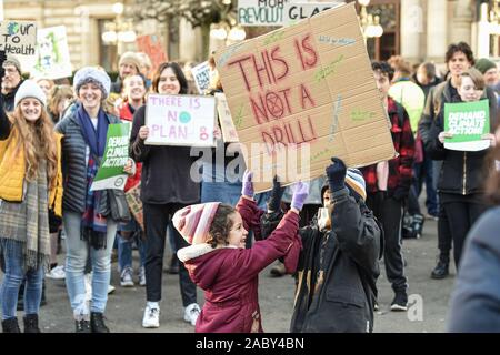 Glasgow, UK. 29 Nov, 2019. Glasgow, Vereinigtes Königreich. Freitag, November 29th, 2019. Anhänger der YouthStrike 4 Klima Protest auf dem George Square, Glasgow. Credit: Kenny Braun/Alamy leben Nachrichten Stockfoto