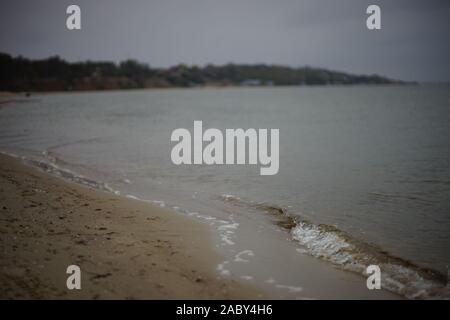 Ruhiges Meer mit eine kleine Welle im Herbst am Abend. Stockfoto