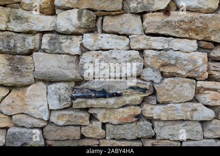 Kalkstein Stein, Mauerwerk ungleichmäßige Stücke aus Sandstein, Textur Hintergrund Hintergrund. Weiß Gelb strukturierte Oberfläche Stockfoto