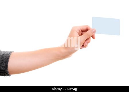 Weibliche Hand, die eine leere weiße Karte mock up, auf weißem Hintergrund. Business Kommunikation und Werbung Konzept. Hand eine Karte. Stockfoto