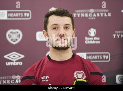 Oriam Sport Performance Center, Riccarton, Edinburgh, Schottland, Großbritannien. 29 Nov, 2019. Herzen Craig Halkett Medien Konferenz vor Sonntag Scottish Premier League Match zu Förster. Quelle: Eric mccowat/Alamy leben Nachrichten Stockfoto