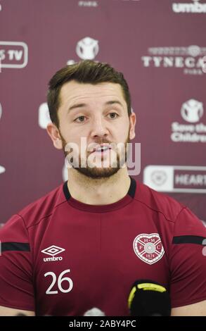 Oriam Sport Performance Center, Riccarton, Edinburgh, Schottland, Großbritannien. 29 Nov, 2019. Herzen Craig Halkett Medien Konferenz vor Sonntag Scottish Premier League Match zu Förster. Quelle: Eric mccowat/Alamy leben Nachrichten Stockfoto