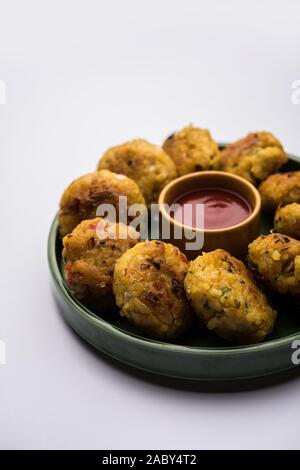 Gemüse Poha Schnitzel oder abgeflachte Reispasteten serviert mit Tomatenketchup und grünem Chutney Stockfoto
